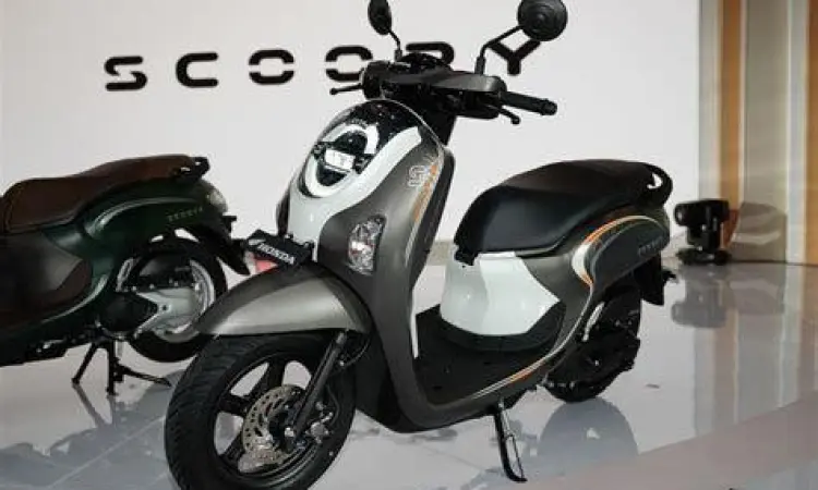 Tampilan depan Honda Scoopy terbaru dengan lampu LED ikonik