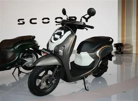 Honda Scoopy Tampak Depan Tampilan depan Honda Scoopy terbaru dengan lampu LED ikonik