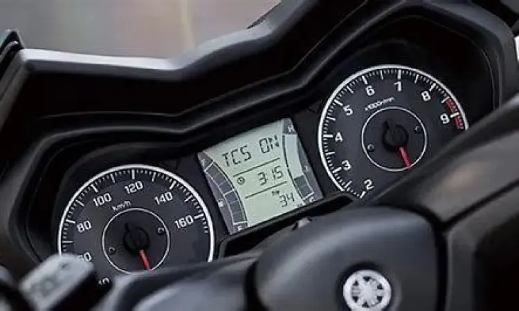 Panel Instrumen Digital XMAX Indikator konsumsi BBM di panel instrumen XMAX