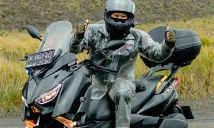Touring dengan Yamaha XMAX Pengendara Yamaha XMAX saat touring jarak jauh