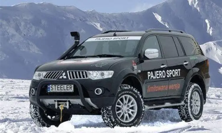 Pajero Sport Offroad Performance Mitsubishi Pajero Sport menerjang medan lumpur