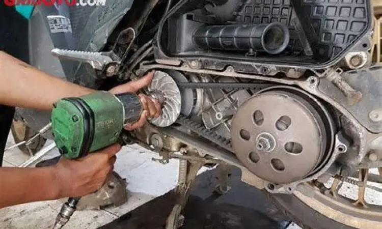 Mekanik sedang membersihkan bagian CVT motor Vario
