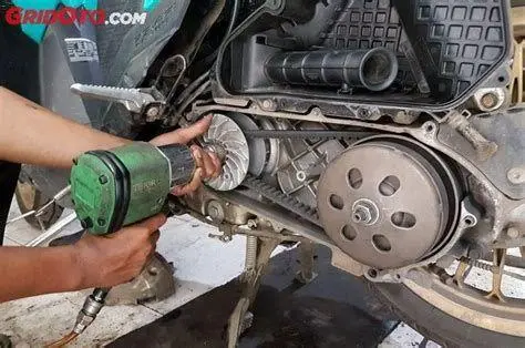 Perawatan CVT Vario Mekanik sedang membersihkan bagian CVT motor Vario