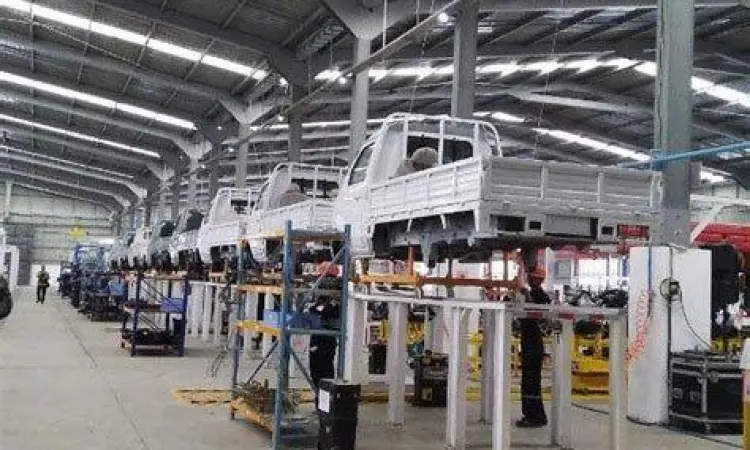 Suasana di dalam pabrik mobil Esemka