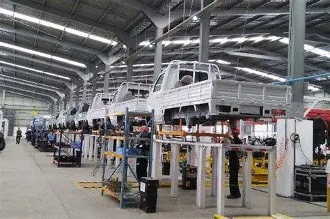 Produksi Mobil Esemka Suasana di dalam pabrik mobil Esemka