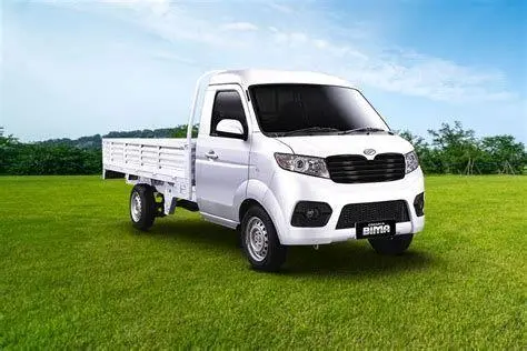 Unit Esemka Bima Mobil Esemka Bima putih di area pabrik