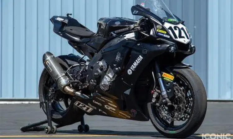 Yamaha YZF R1S di lintasan balap