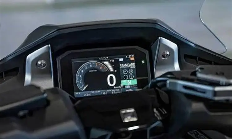 Panel instrumen digital canggih pada Honda Forza