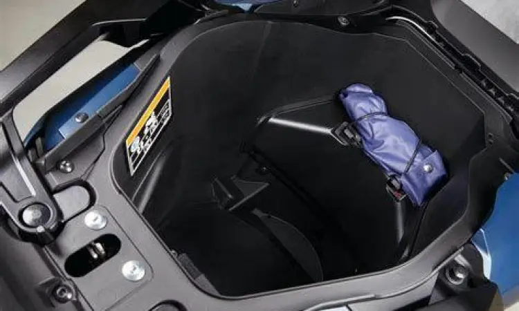 Kapasitas bagasi luas di bawah jok Honda 250cc