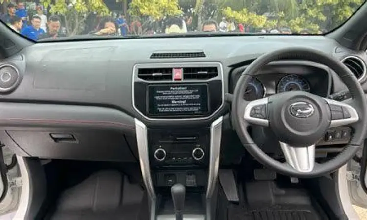 Dashboard Daihatsu Terios dengan head unit modern