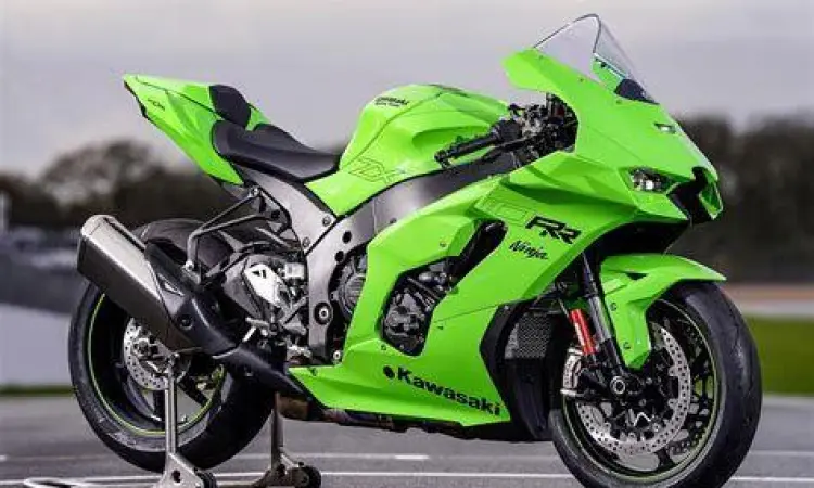 Kawasaki Ninja ZX-10R di lintasan sirkuit