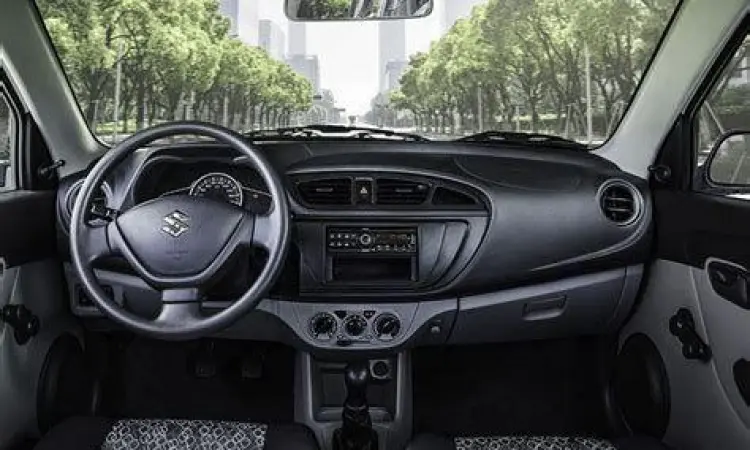 Interior dashboard Suzuki Alto yang fungsional dan modern