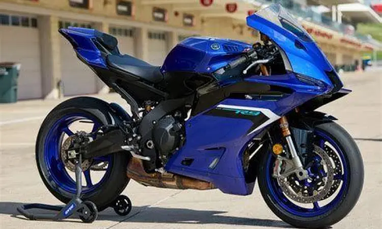 Desain lampu depan Yamaha R9 yang agresif