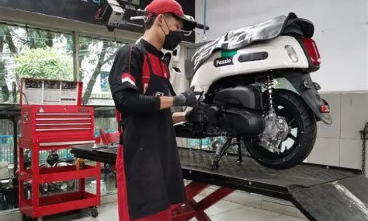 Servis Berkala Motor Mekanik sedang melakukan servis motor matic