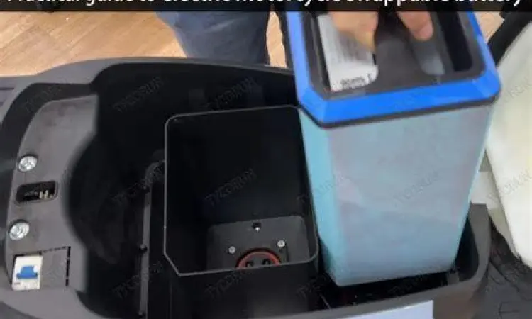 Proses penukaran baterai motor listrik Suzuki