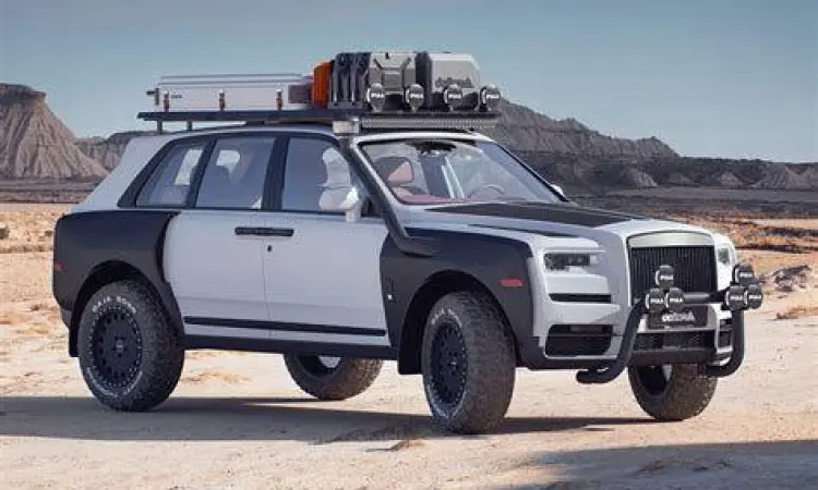 Rolls-Royce Cullinan Black Badge Rolls-Royce Cullinan melintasi medan berbatu