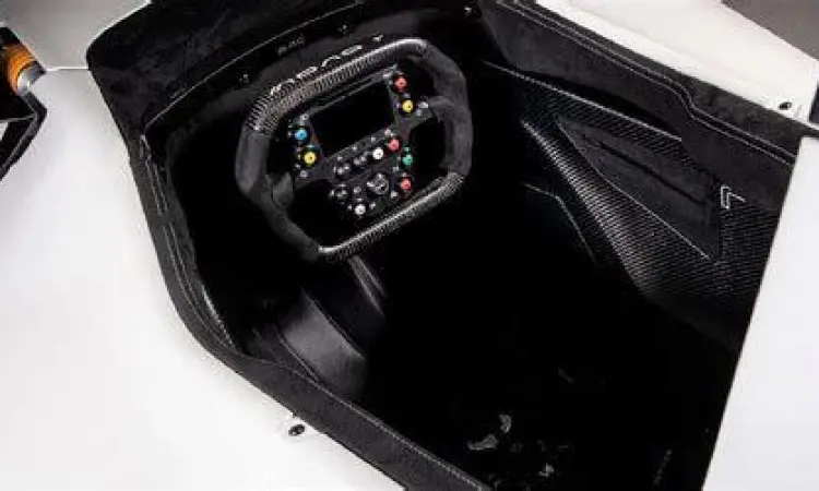 Kokpit kursi tunggal BAC Mono dengan stir gaya Formula 1