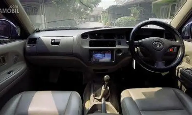 Interior kabin mobil Kijang LGX yang luas