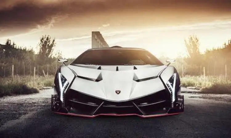 Detail eksterior depan Lamborghini Veneno yang agresif
