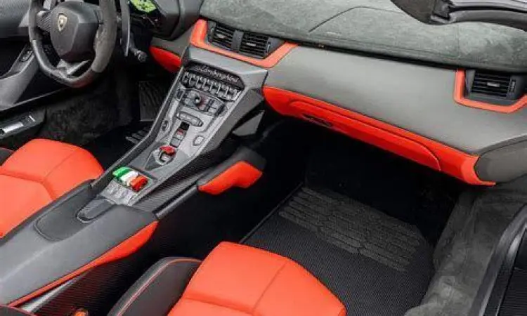 Interior mewah nan sporty Lamborghini Veneno Roadster