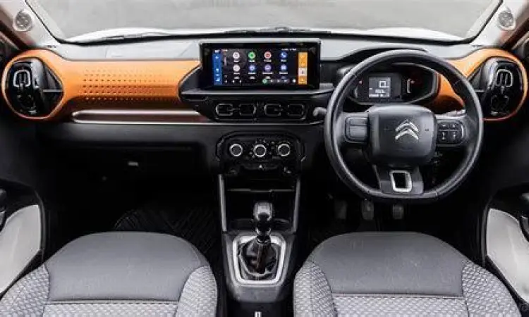 Dashboard interior Citroen C3 dengan layar sentuh 10 inci
