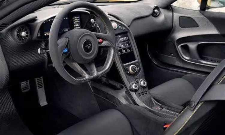 Interior minimalis McLaren P1 dengan material karbon fiber