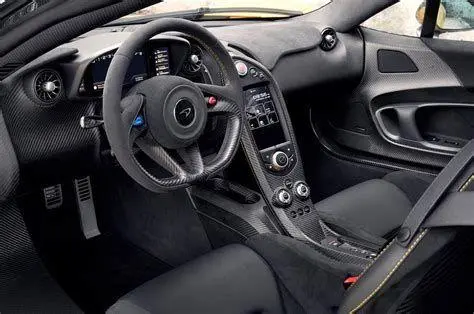 McLaren P1 Interior Interior minimalis McLaren P1 dengan material karbon fiber