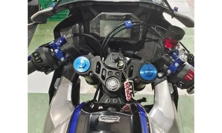 Dashboard digital Yamaha R15 V4 dengan fitur Y-Connect