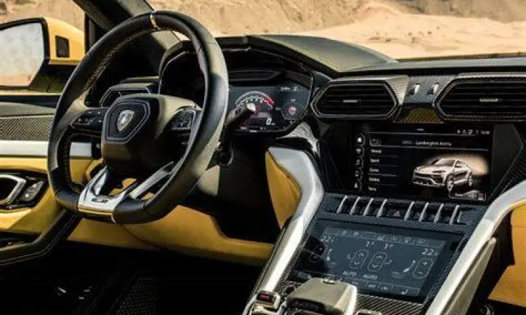Interior mewah Lamborghini Urus dengan material kulit premium