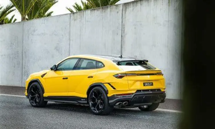 Tampilan belakang Lamborghini Urus dengan knalpot quad