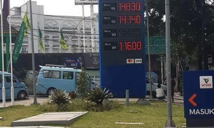 Antrean SPBU Vivo Antrean kendaraan di SPBU Vivo saat jam pulang kerja