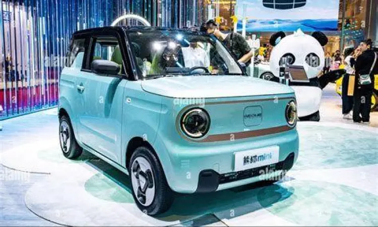 Eksterior Geely Panda Mini Desain lampu depan bulat mobil geely panda yang menyerupai mata