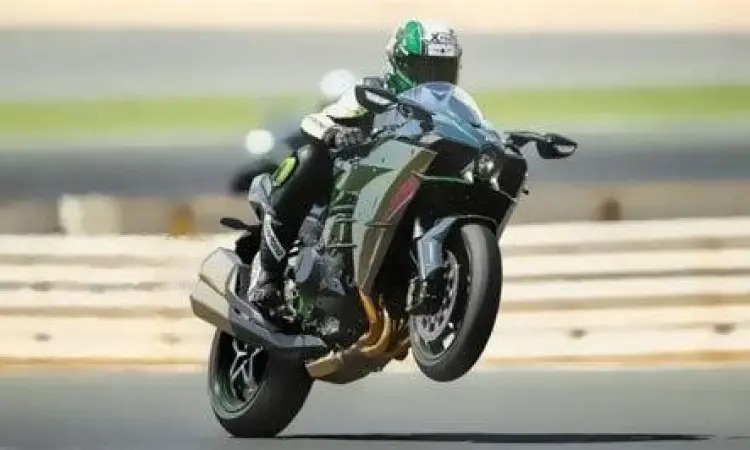 Kawasaki Ninja H2R melesat di sirkuit balap