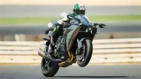 Kawasaki Ninja H2R di Habitat Aslinya Kawasaki Ninja H2R melesat di sirkuit balap