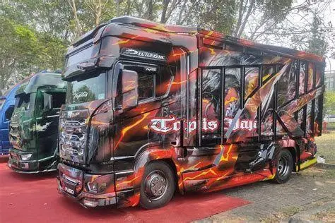 Modifikasi Kepala Truk Canter Berbagai desain modifikasi kepala truk Canter yang menarik