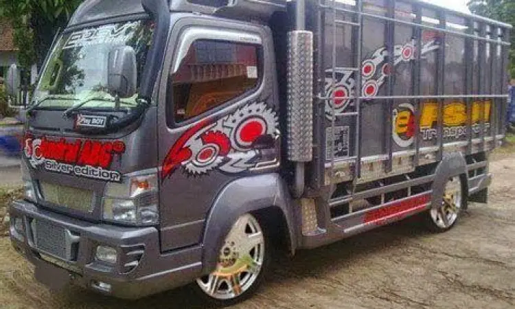 Contoh modifikasi bak truk Canter dengan penambahan box dan airbrush